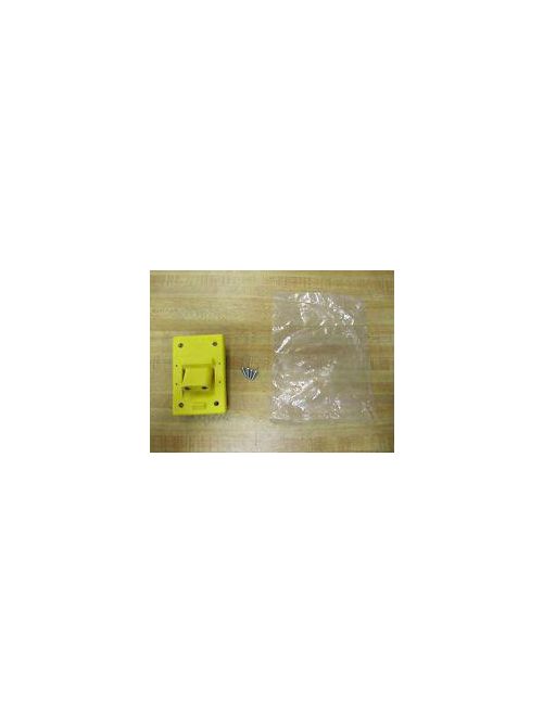 Crouse-Hinds Series X8381-1 2-Pole Yellow Neoprene Straight Female Receptacle Crouse-Hinds Series X8381-1 2-Pole Yellow Neoprene Straight Female Receptacle